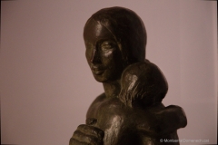 Descans amb amor de mare en bronze