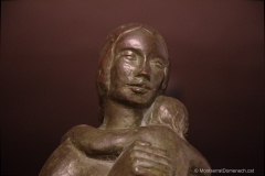 Descans amb amor de mare en bronze